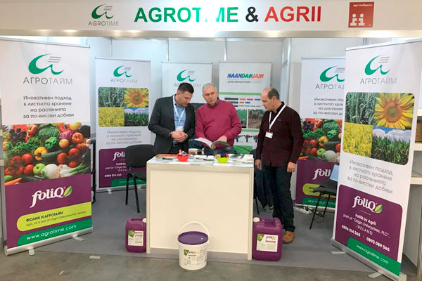В средата Добромир Пенков, търговски директор на фирма Агротайм - Исперих, отдел „Агрохимикали и семена“